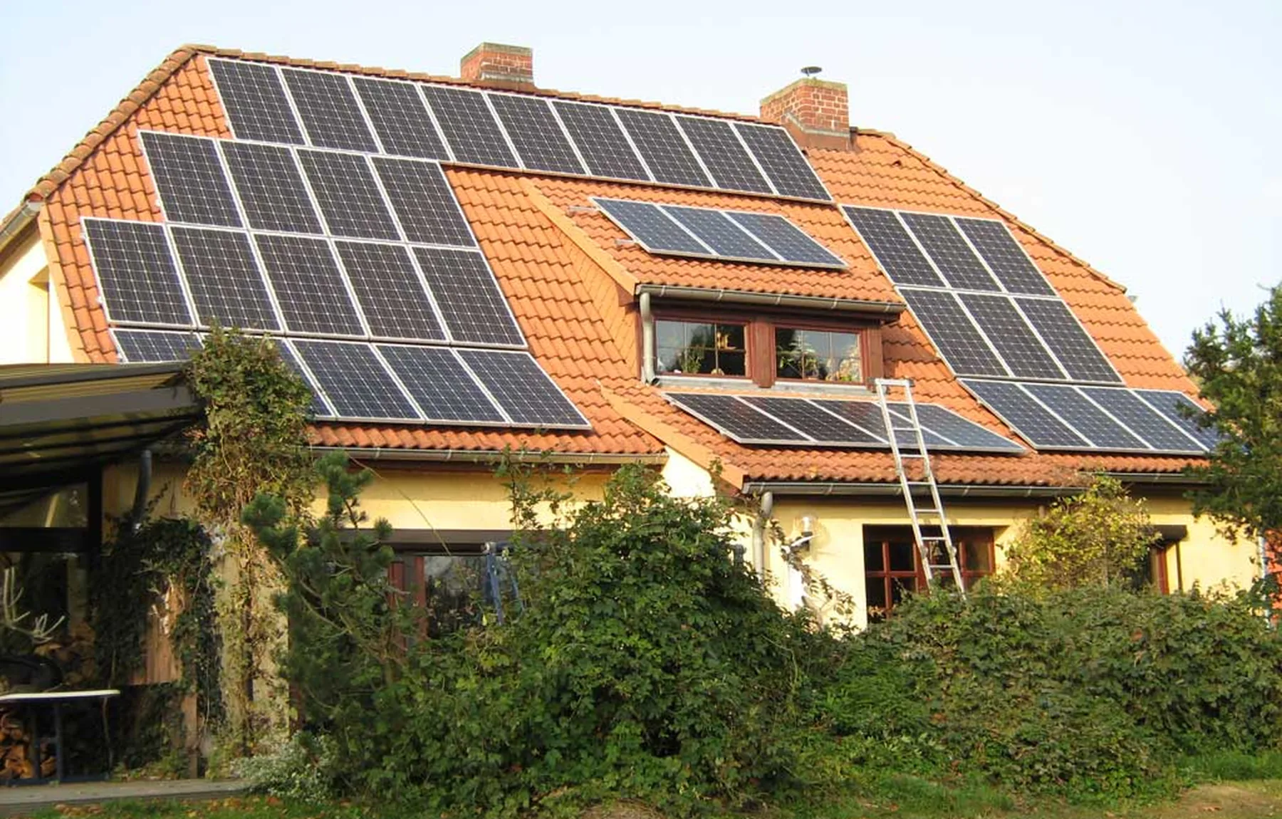 Einfamilienhaus in Falkenberg mit Photovoltaik- und Solarthermiemodulen auf dem Dach