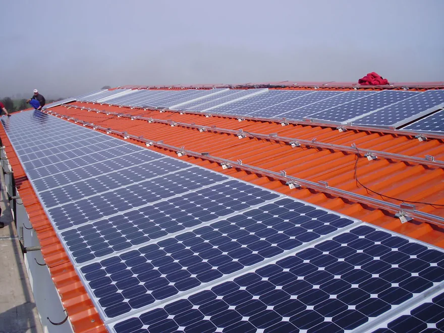 Reihen von Photovoltaikmodulen auf einem Ziegeldach